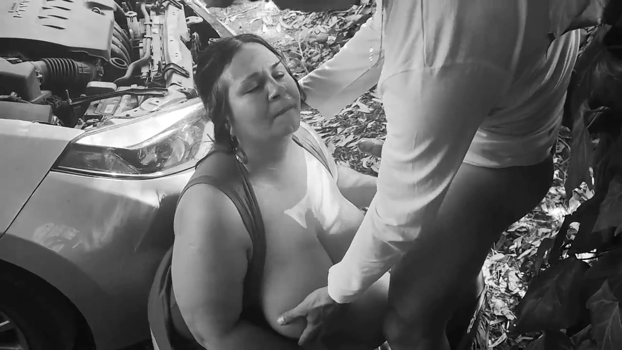 Cougar mom seduces young man in car for amateur sex porn video